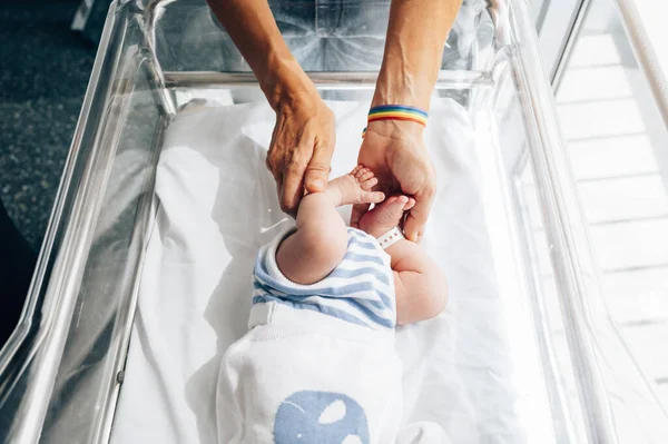 Mains tenant les pieds d'un bébé — Photo