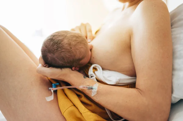 Mamma amning hennes nyfödda barn — Stockfoto