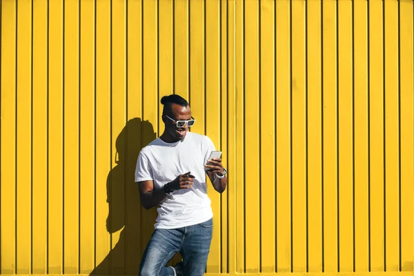 Портрет красивого афро-человека с мобильника . — стоковое фото