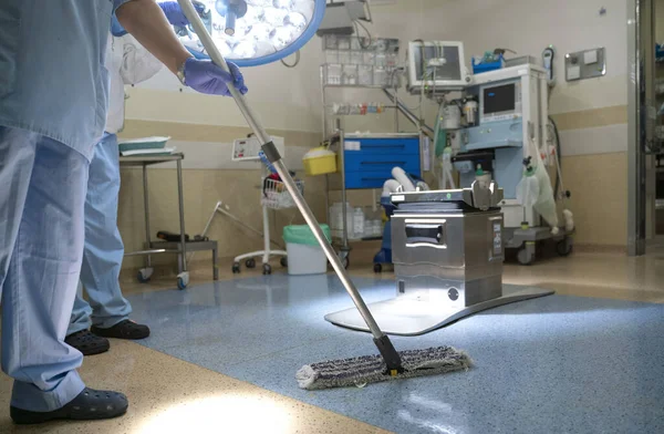 Foto de conceito de um trabalhador do hospital fazendo limpeza na sala de operação — Fotografia de Stock