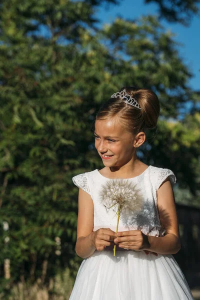 Atrakcyjna blondynka w lesie ubrana w komunię — Zdjęcie stockowe