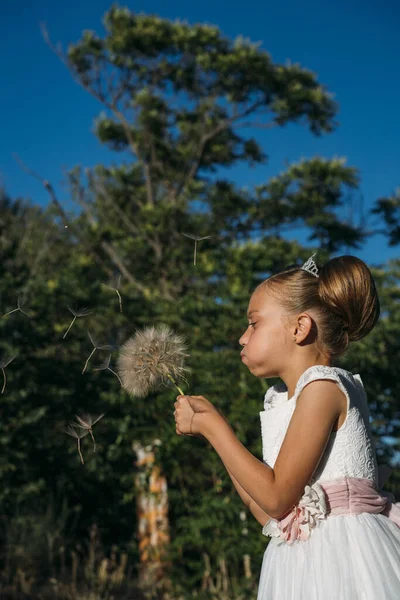 Aantrekkelijk blond meisje in bos gekleed in communie — Stockfoto