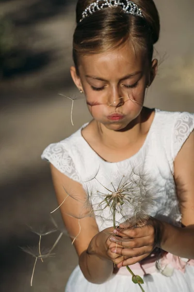 Aantrekkelijk blond meisje in bos gekleed in communie — Stockfoto