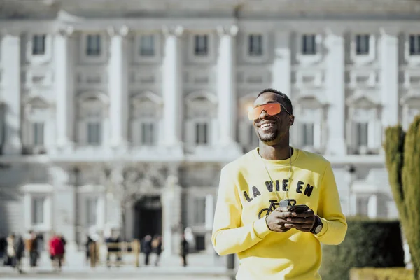 Portrét pohledný afro člověka pomocí svého mobilu. — Stock fotografie