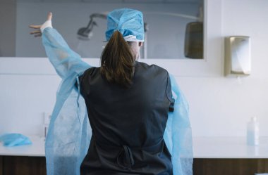 Bornozu giyen kadın doktor.