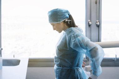 Bornozu giyen kadın doktor.