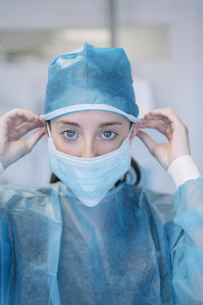 Portrét chirurgky s modrýma očima — Stock fotografie