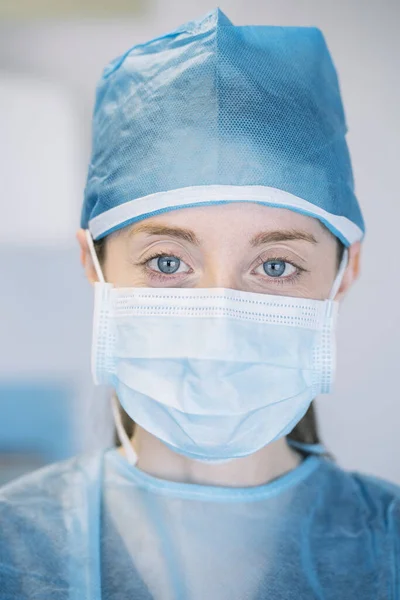 Cirujano femenino ajustando la máscara —  Fotos de Stock