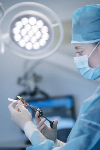 Tandläkare förbereder en kirurgisk spruta — Stockfoto