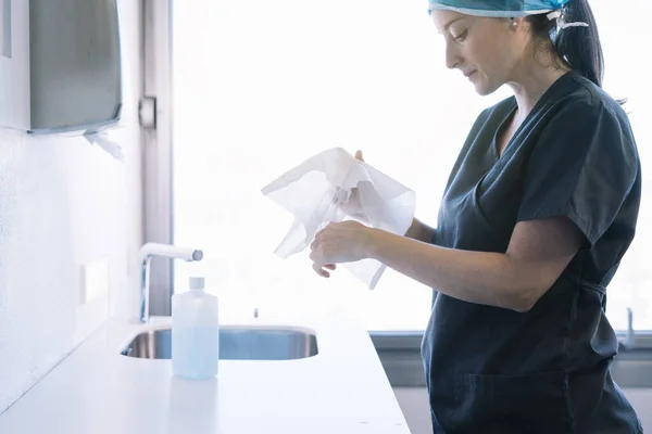 Medicul de sex feminin spală mâinile înainte de operație — Fotografie, imagine de stoc