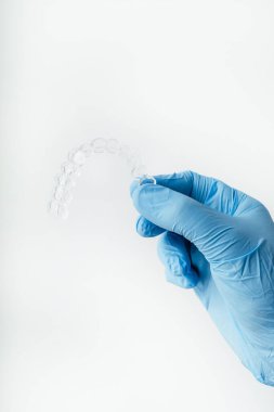 Doktor eli temiz bir diş hizalayıcısı tutuyor.