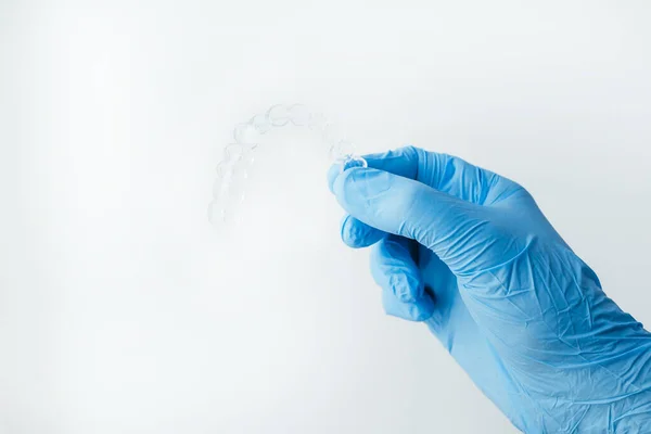 Close-up de algumas mãos segurando uma tala trabalhando em laboratório odontológico profissional — Fotografia de Stock