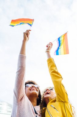İki bayan arkadaş şehirde takılıyor ve Lgbt 'yi sallıyorlar.