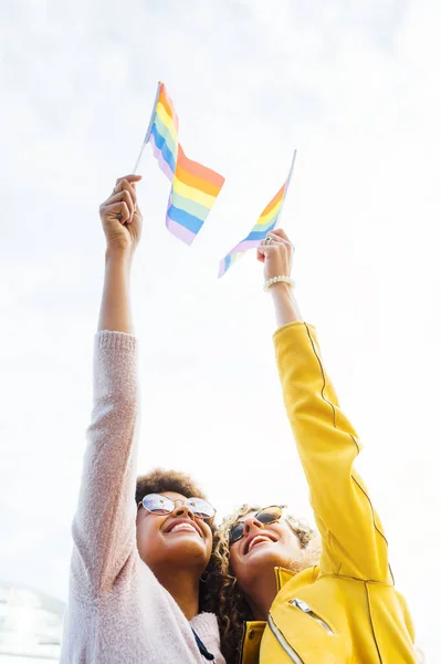 도시에서 노는 두 여자 친구 LGBT 에게 손을 흔들며 — 스톡 사진