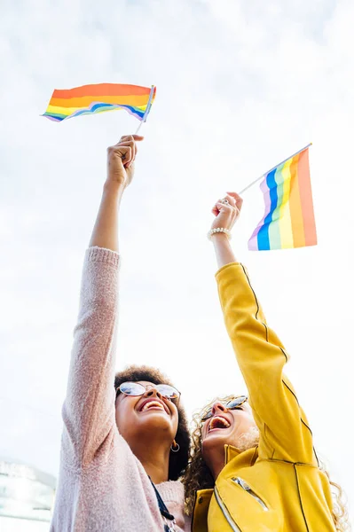 Dos amigas pasando el rato en la ciudad saludando a LGBT — Foto de Stock