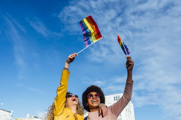 도시에서 노는 두 여자 친구 LGBT 에게 손을 흔들며 — 스톡 사진