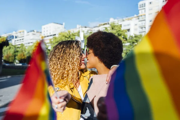도시에서 노는 두 여자 친구 LGBT 에게 손을 흔들며 — 스톡 사진