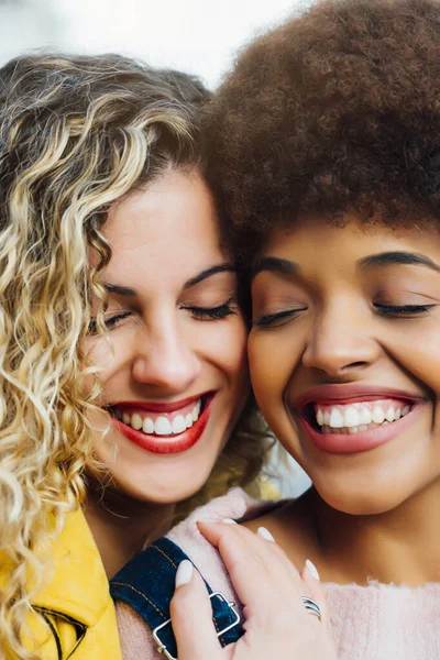 Mulheres bonitas se divertindo na rua. Conceito de LGTB — Fotografia de Stock