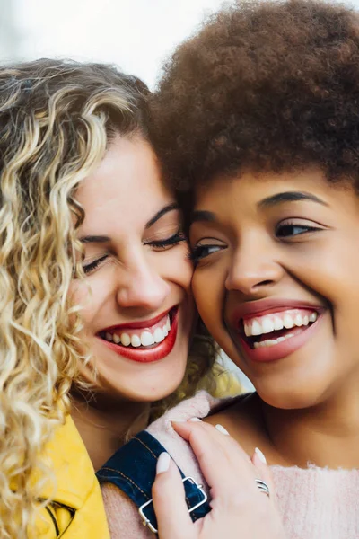 Mulheres bonitas se divertindo na rua. Conceito de LGTB — Fotografia de Stock