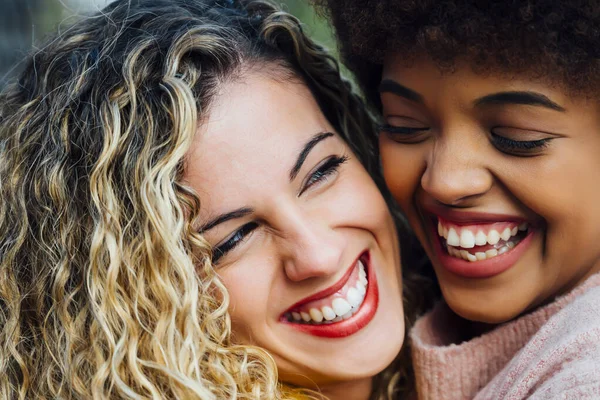 Bella coppia lesbica divertirsi in strada — Foto Stock