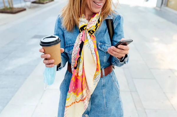 Mulher Com Café Telefone Celular Rua — Fotografia de Stock