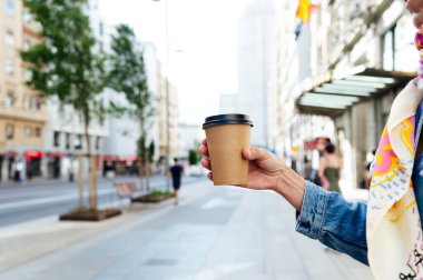 Elinde kahve olan kadın..