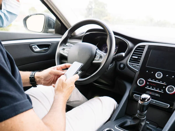 Bărbat Telefon Inteligent Interiorul Mașinii — Fotografie, imagine de stoc