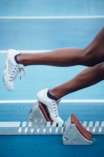 Desportista Afro Irreconhecível Sportswear Começando Corrida Partir Posição Início Agachamento — Fotografia de Stock