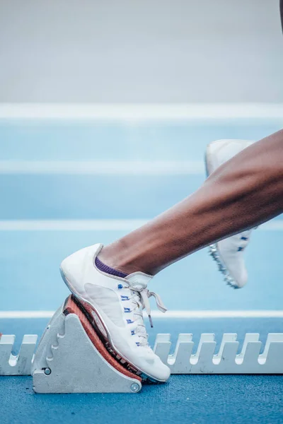 Desportista Afro Irreconhecível Sportswear Começando Corrida Partir Posição Início Agachamento — Fotografia de Stock