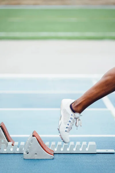 Desportista Afro Irreconhecível Sportswear Começando Corrida Partir Posição Início Agachamento — Fotografia de Stock