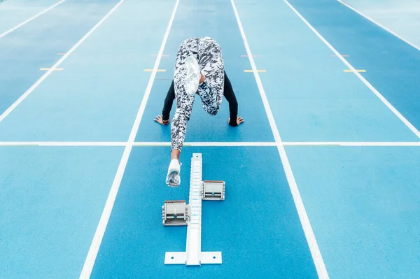 Back View Young Strong Sportswoman Beginning Run Fast Starting Blocks — Stock Photo, Image