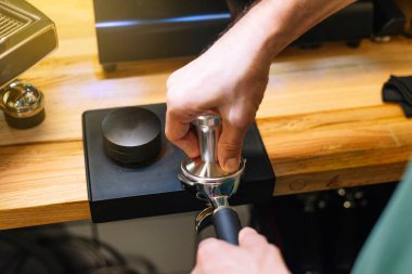 Genç adam kahve yapıyor..