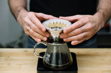 Barista filtreyle kahve hazırlıyor.