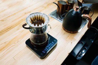 Barista filtreyle kahve hazırlıyor.
