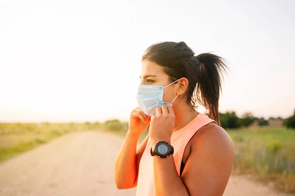 Wanita Atletik Dengan Masker Wajah Lapangan — Stok Foto