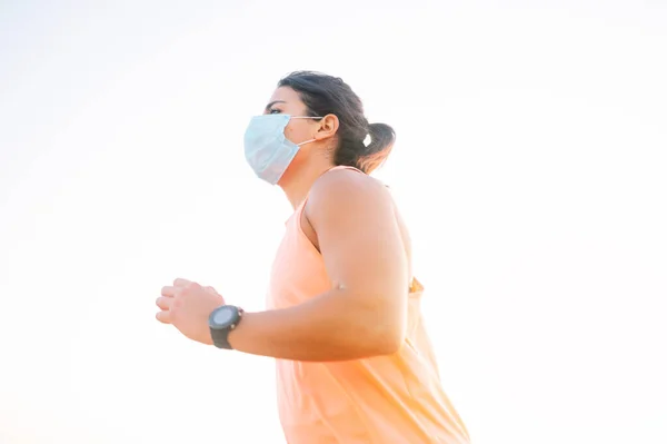 Wanita Atletik Berlari Dengan Masker Wajah Lapangan — Stok Foto