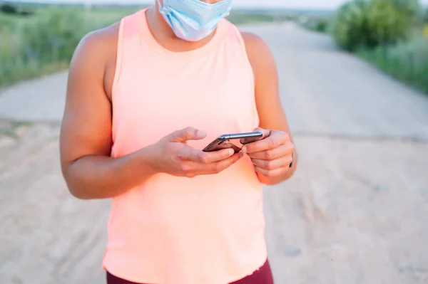 Wanita Atletik Menggunakan Smartphone Nya Dengan Masker Wajah Luar Ruangan — Stok Foto