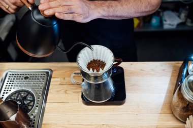 Barista filtreyle kahve hazırlıyor.
