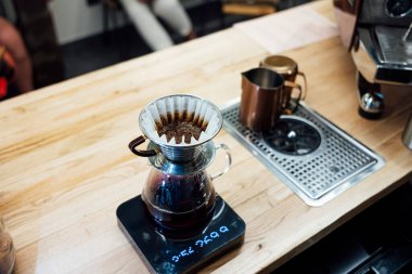 Barista filtreyle kahve hazırlıyor.
