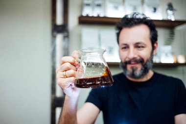 Barista kahve kokteyli hazırlıyor.