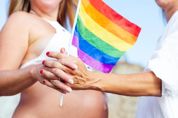 Dos Mujeres Con Bandera Orgullo Una Ellas Embarazada — Foto de Stock