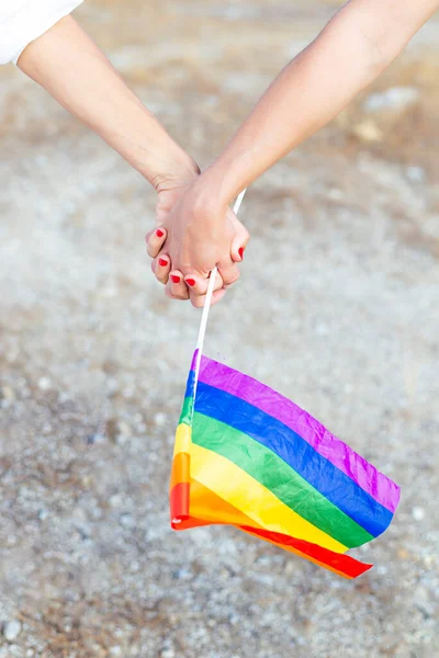 Mãos Duas Mulheres Com Bandeira Orgulho — Fotografia de Stock