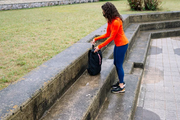 Mulher Atlética Com Saco Esportes Rua — Fotografia de Stock