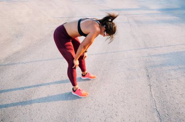 Kadın koşuya kısa bir ara veriyor..