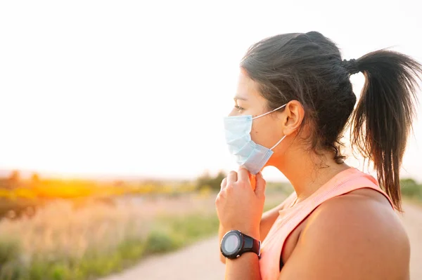 Atletisk Kvinna Täcker Sin Mun Och Näsa Med Mask Gatan — Stockfoto