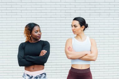 İki atletik kadının görüntüsü. Soldaki genç siyahi bir kadına ait..