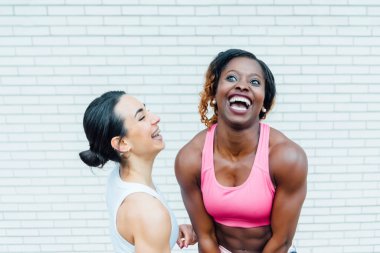 İki kadının el ele tutuşması. Sağdaki siyah genç bir bayandan..