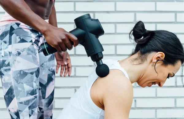El ele tutuşan iki kadının görüntüsü. Soldaki el beyaz genç bir kadına ait. Sağdaki siyah genç bir bayandan..