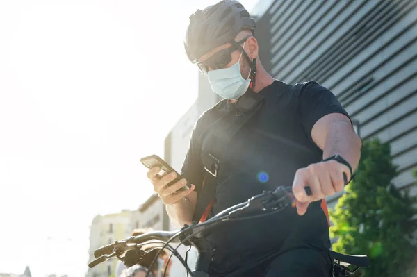 Cykel Budbärare Med Hjälp Smarttelefon — Stockfoto