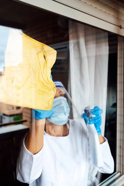 Schoonmaakpersoneel Desinfecteert Het Huis Tegen Virus Draagt Doorzichtig Beschermend Masker — Stockfoto